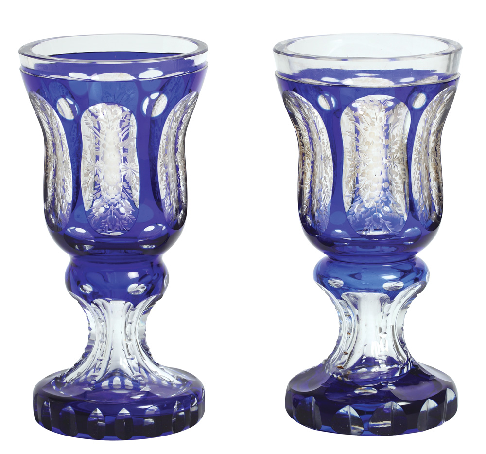 Pereche de cupe boemiene din cristal, fin gravate cu motive florale