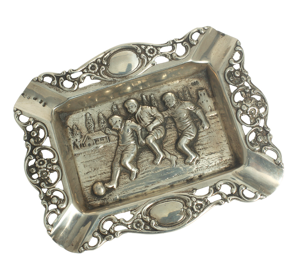 Scrumieră din argint, decorată cu scenă de fotbal englezesc, atelier românesc - anii '40