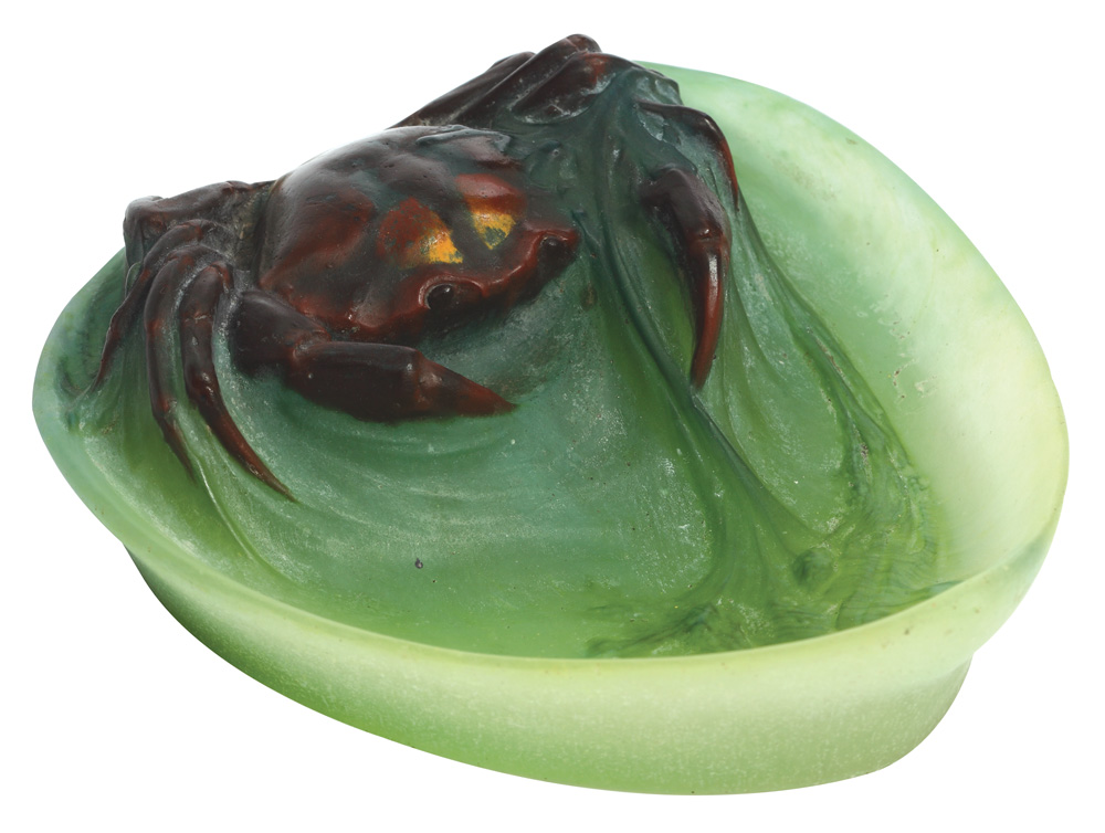 Vide-poche Walter-Berge în tehnica pate-de-verre, în formă de inimă, decorat cu crab şi alge marine, cca 1920