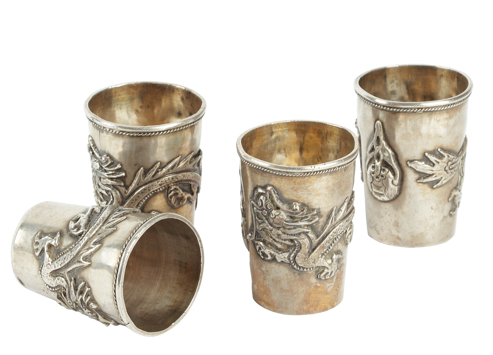 Set de 4 păhărele pentru sake, din argint, decorate cu dragoni și însemne budiste