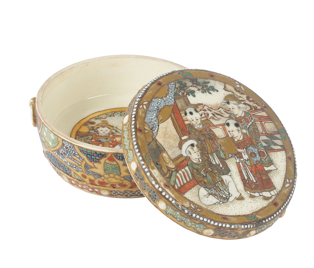 Casetă Satsuma cu capac, decorată cu scenă de joc de copii, epoca Meiji