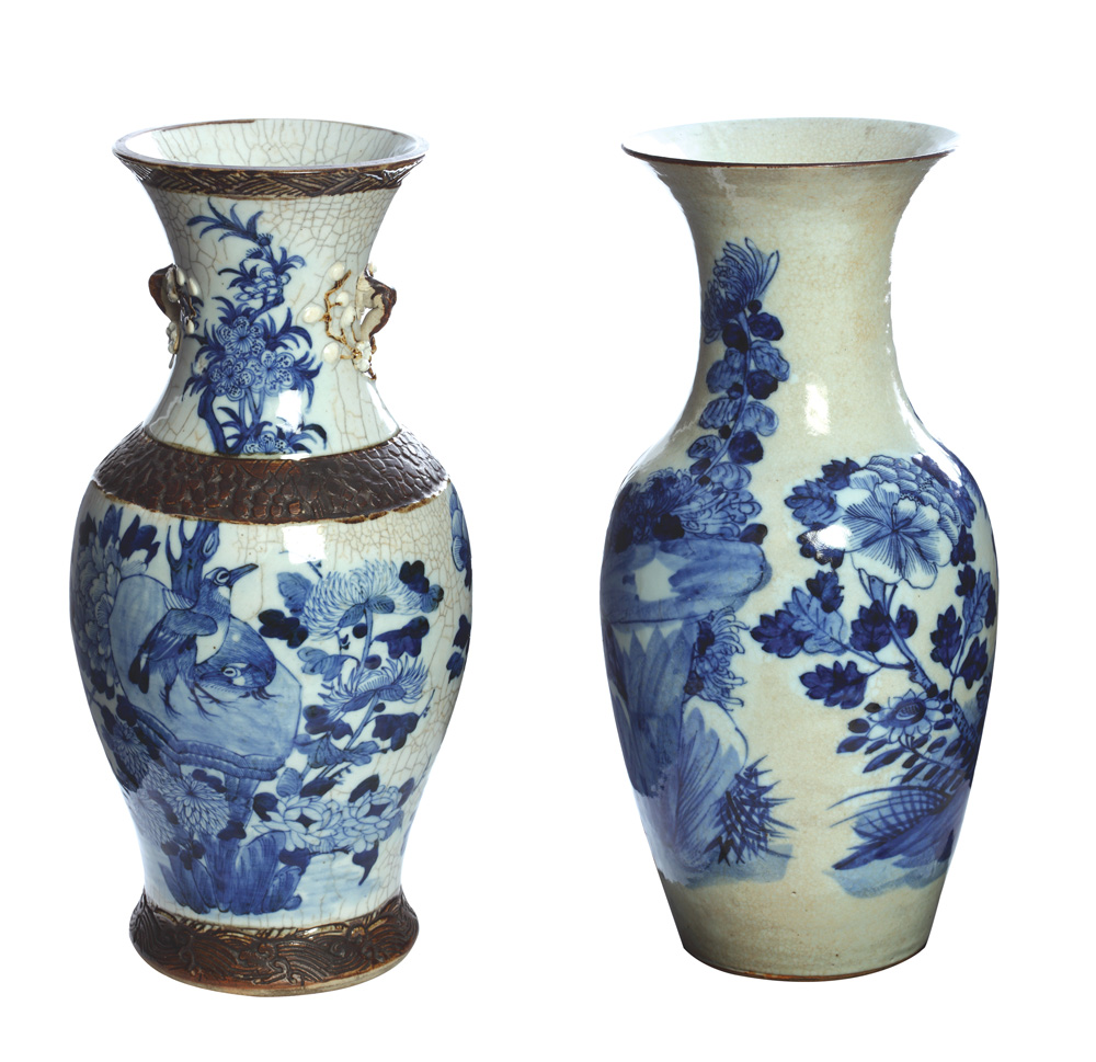 Pereche de vase ceramice glazurate, decorate cu păsări, flori și fluturi, pictate cu albastru cobalt