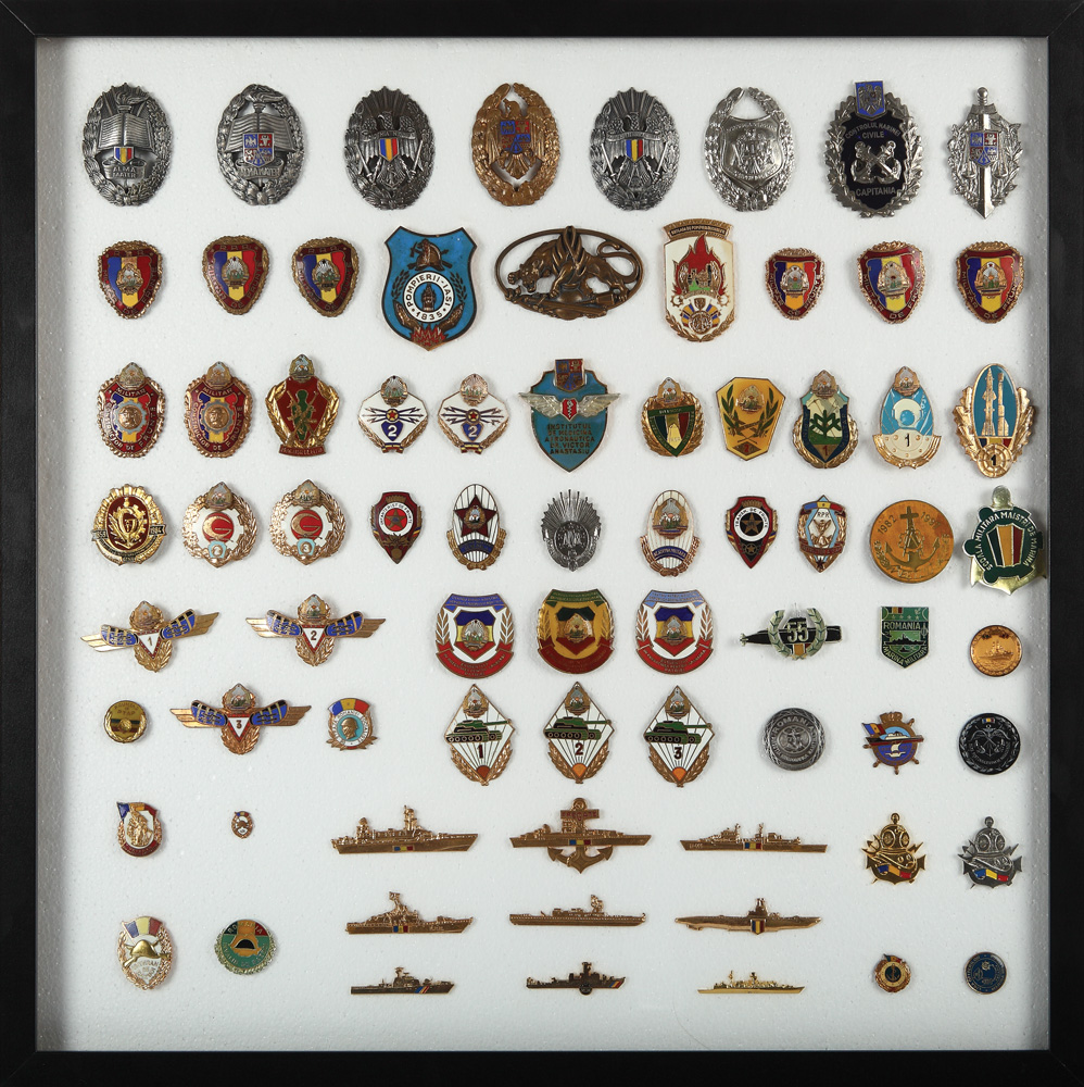 Colecție de 73 de insigne de merit şi de calificare ale armatei de uscat şi marinei militare din timpul Republicii Populare şi Republicii Socialiste România, anii '50-'80