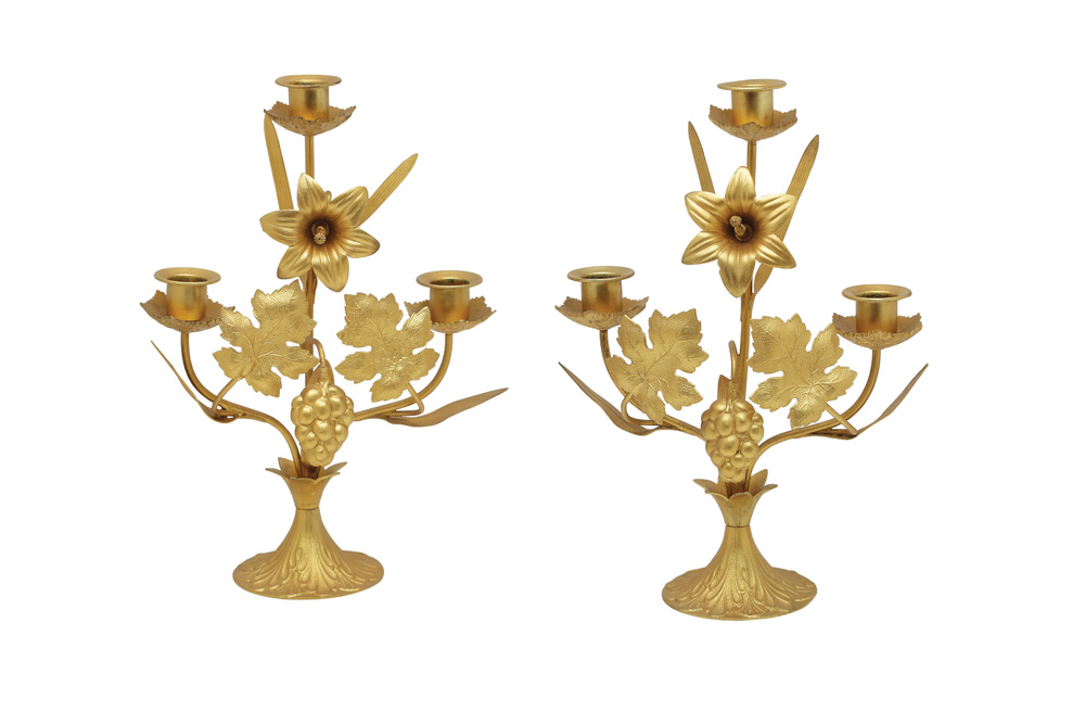 Sfeşnice în stil Art Nouveau, decorate cu floare-de-colț și struguri