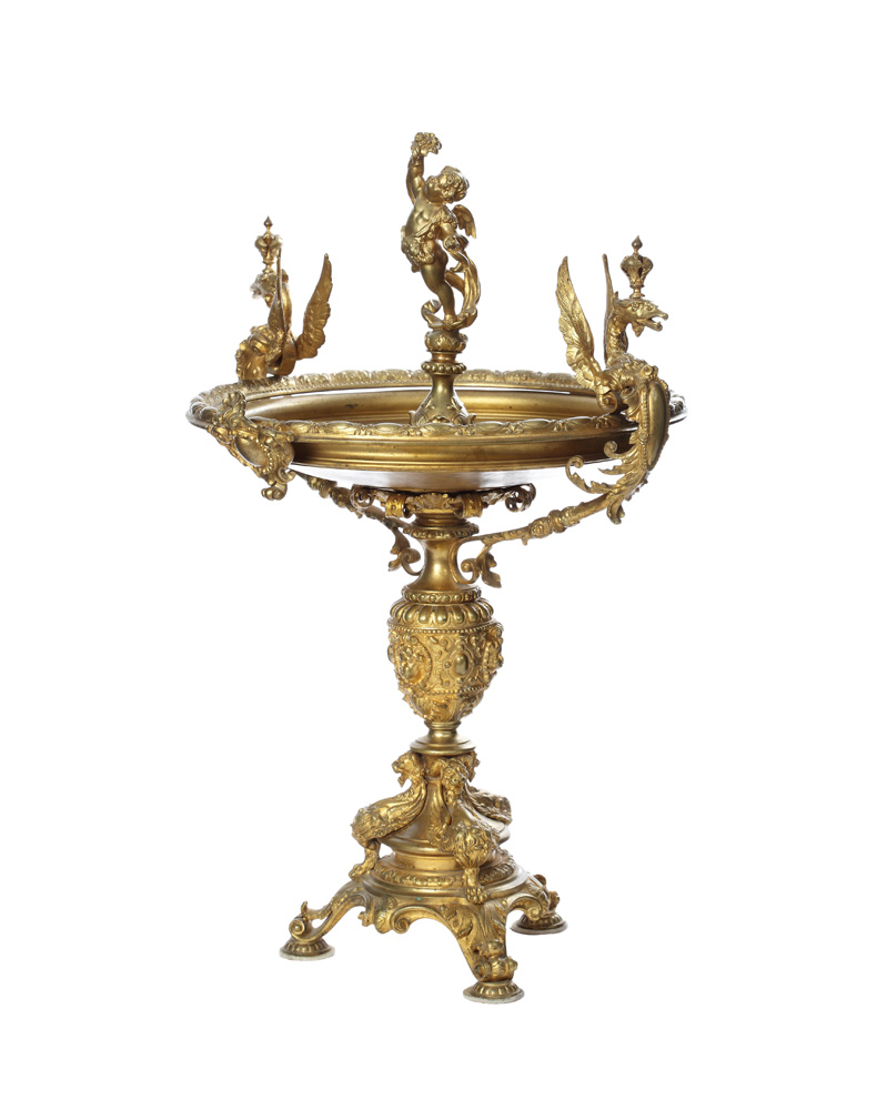 Surtout-de-table, decorat cu dragoni înaripați, purtând coroană princiară