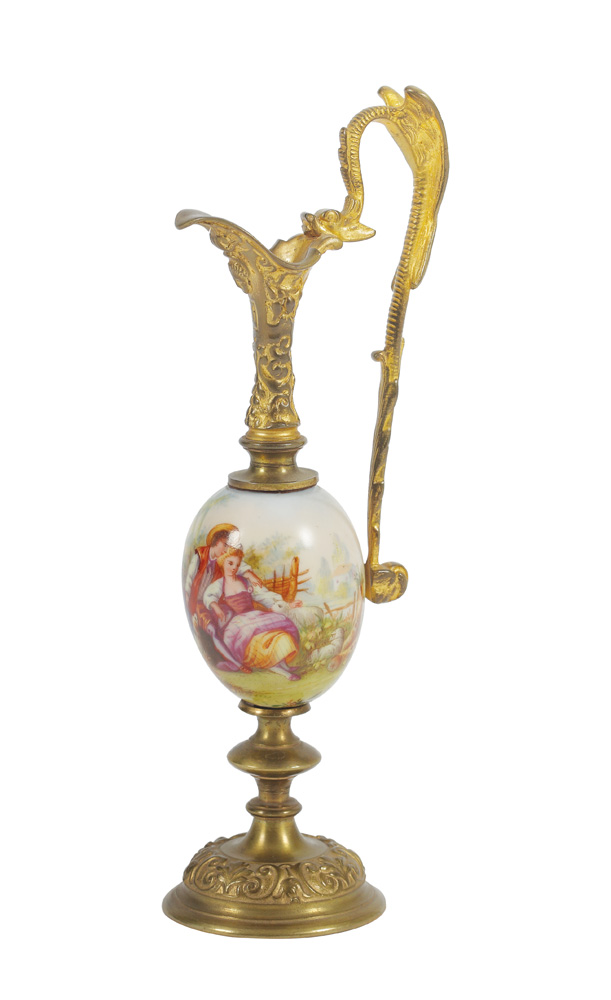 Carafă Aiguiere miniaturală, decorată cu scenă idilică și șarpe fantastic, cca 1890