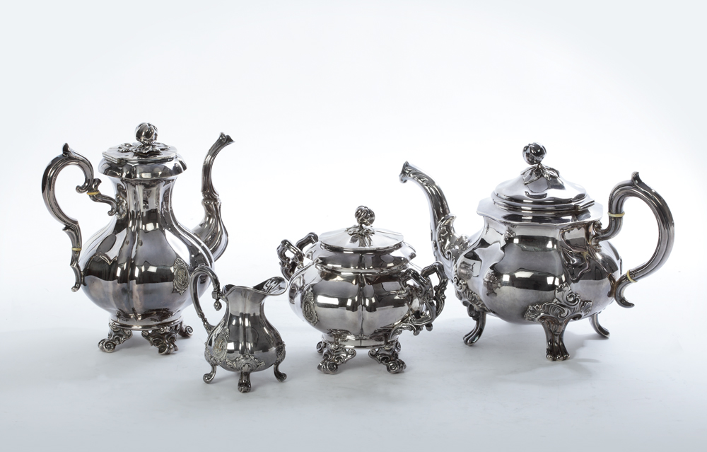 Serviciu de cafea (sau ceai), din argint, decorat cu boboci de floare, cca 1911-1916