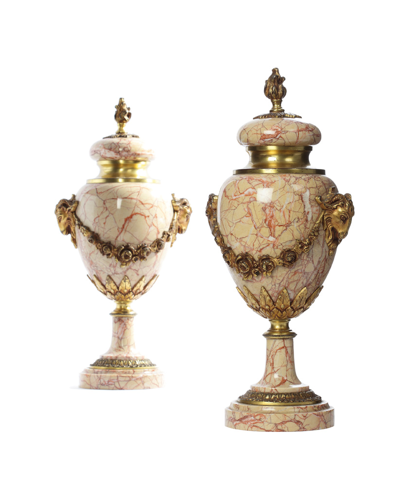 Pereche de vase decorative franceze din marmură și bronz aurit