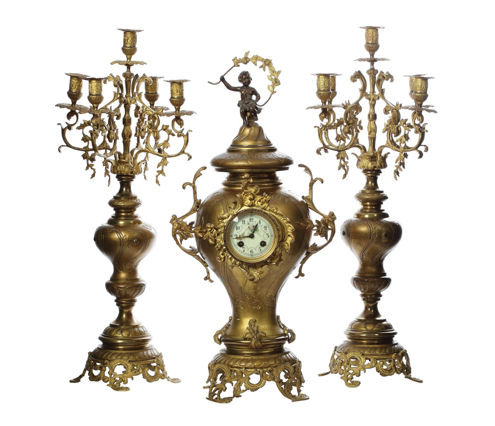 Garnitură franceză de şemineu, formată din ceas decorativ de șemineu şi pereche de sfeşnice, decorate bogat în manieră Rococo
