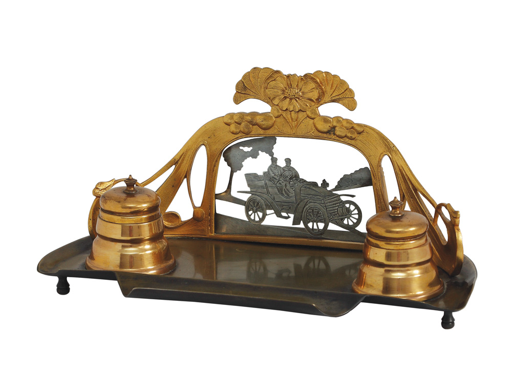 Encrieră Art Nouveau, decorată cu scenă automobilistică și motive vegetale