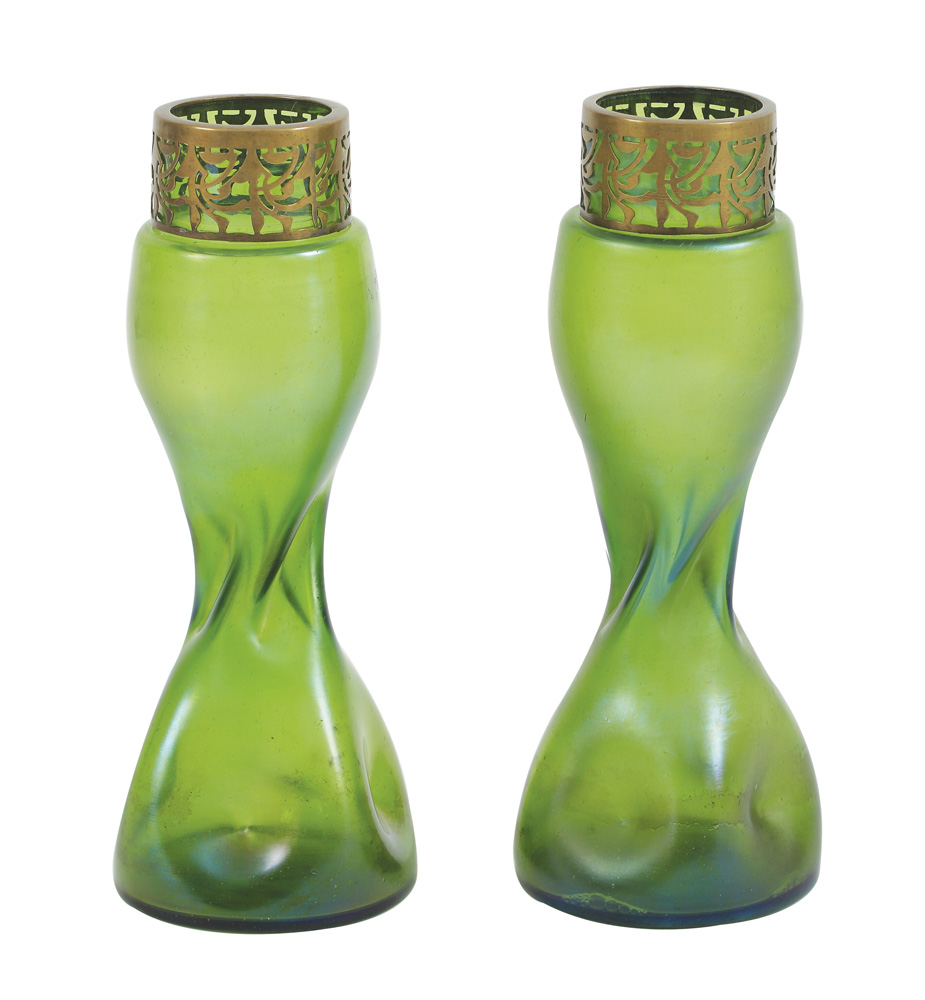 Pereche de vase decorative stil Loetz, montate în brâuri de alamă