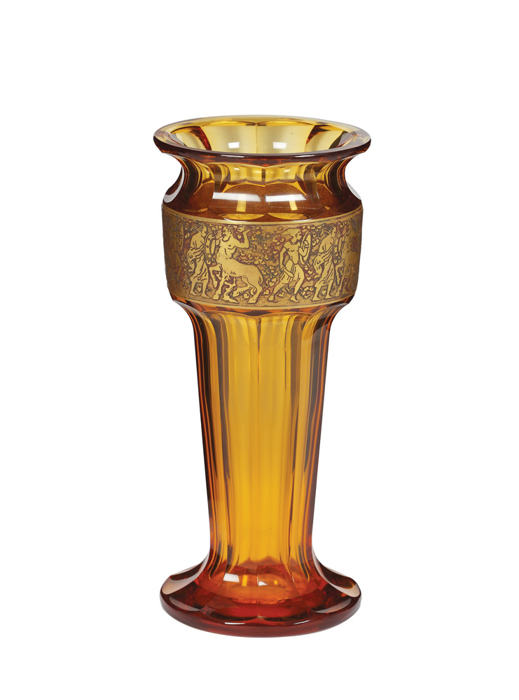 Vas Moser din cristal ambră, decorat cu scena luptei amazoanelor cu centaurii, cca 1925