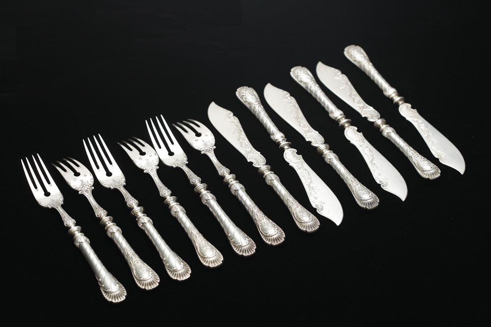 Serviciu de 6 tacâmuri bogat decorate neo-rococo, din argint, monogramate M. S.
