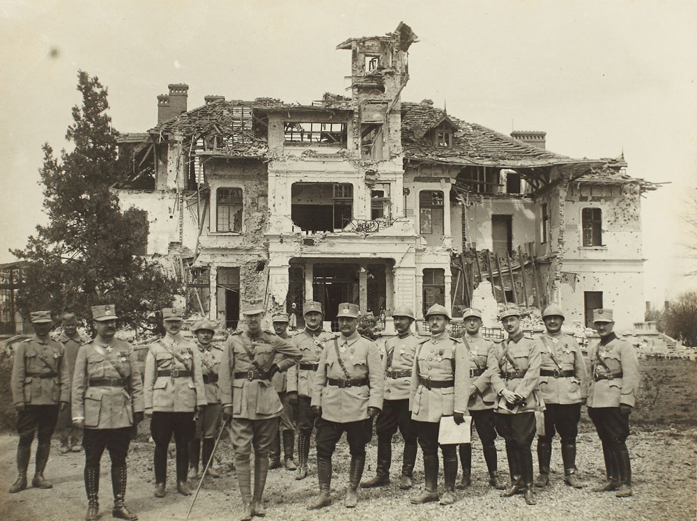 Fotografie a Principelui moştenitor Carol în inspecţie pe front, 1917