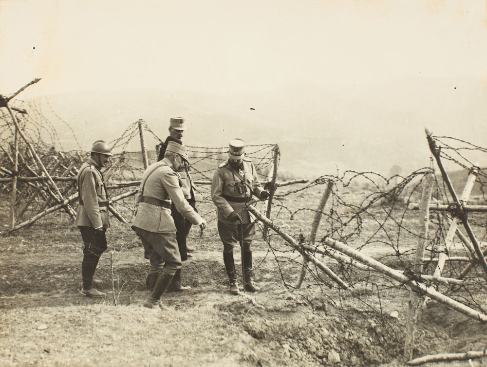 Fotografie a Regelui Ferdinand, împreuna cu Principele Carol, pe linia frontului, 1917