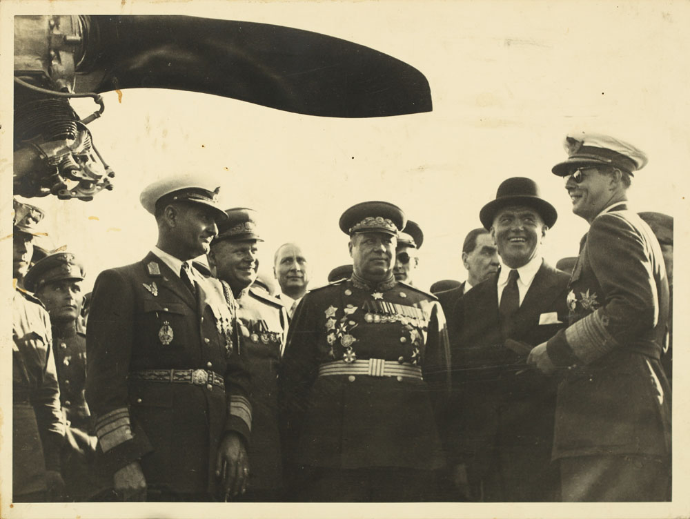 Fotografie inedită a Regelui Mihai si prim-ministrului Petru Groza, însoţită de Calendarul 'Universul' 1946, în care este publicată