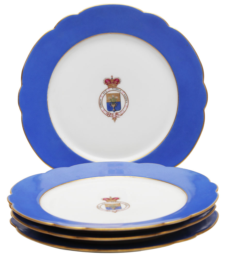 Set de 4 farfurii din porţelan, de gală, pictate cu aur coloidal, cu stema familiei boierești Rosetti-Roznovanu