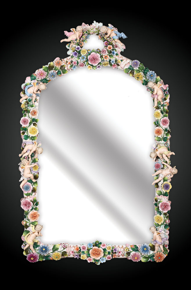 Oglindă ornamentă cu putti, frunze şi flori