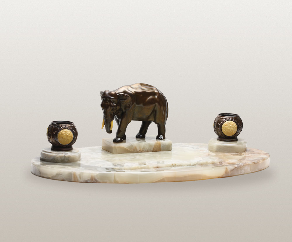 Serviciu de birou decorat cu elefant și putti