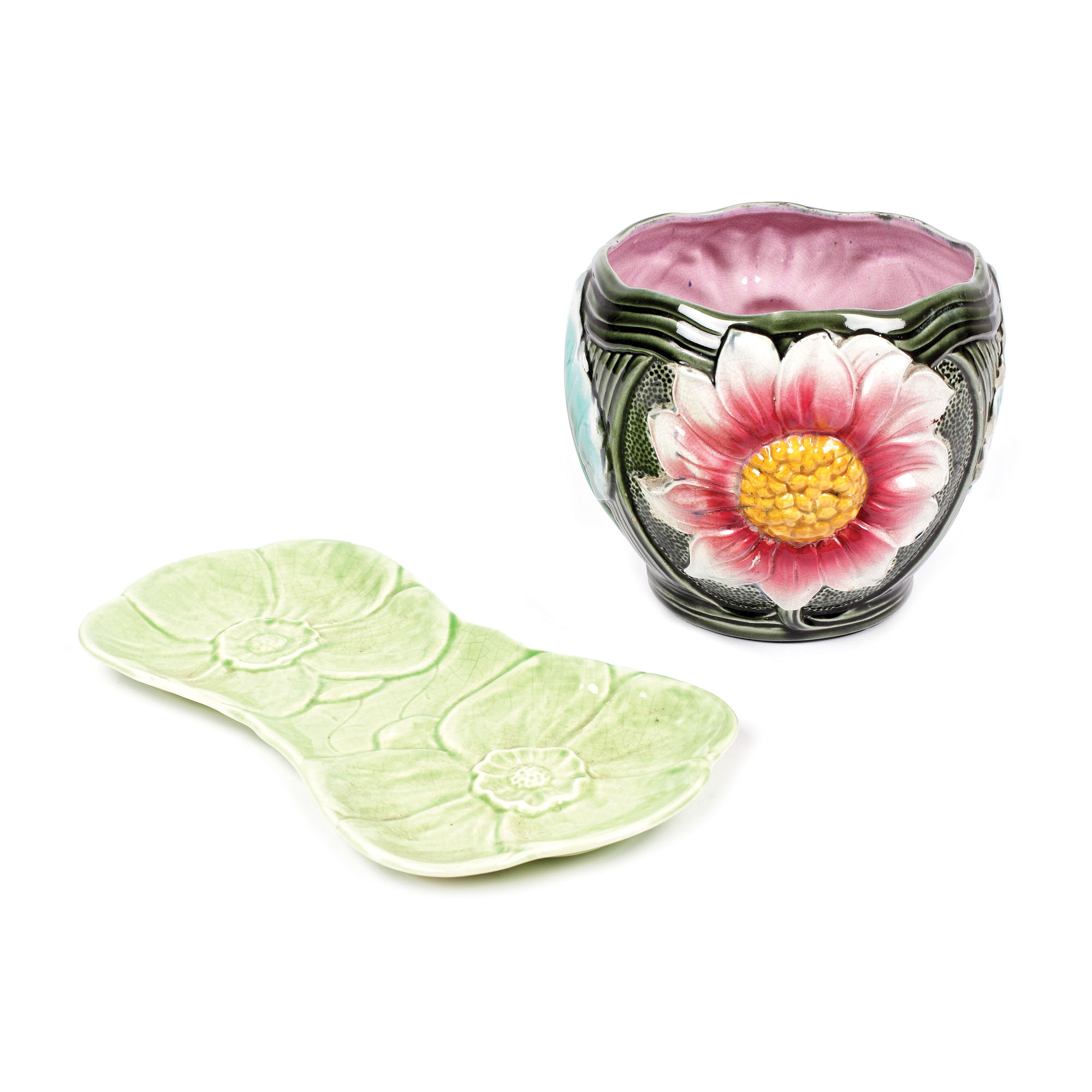 Pereche formată din cache-pot și platou, decorată cu flori de dalie, din majolica 