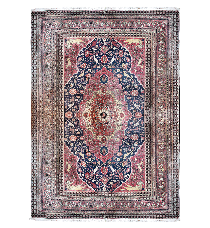 Covor din lână, decorat cu medalioane și motive zoomorfe specifice zonei Tabriz, cca. 1940-1960, provine din colecția academicianului Zeno Popovici