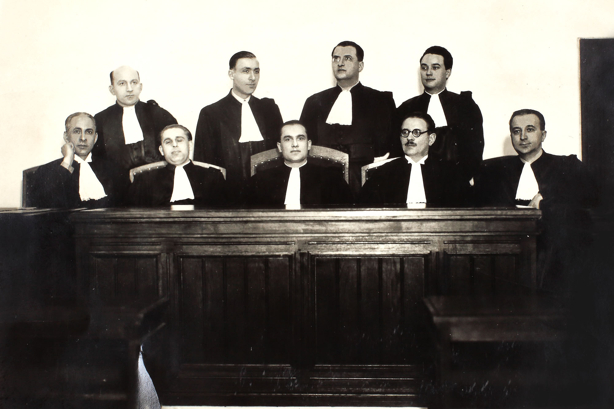 Fotografie ilustrând completul de judecători ai Tribunalului Ilfov, cu semnăturile olografe, 1938