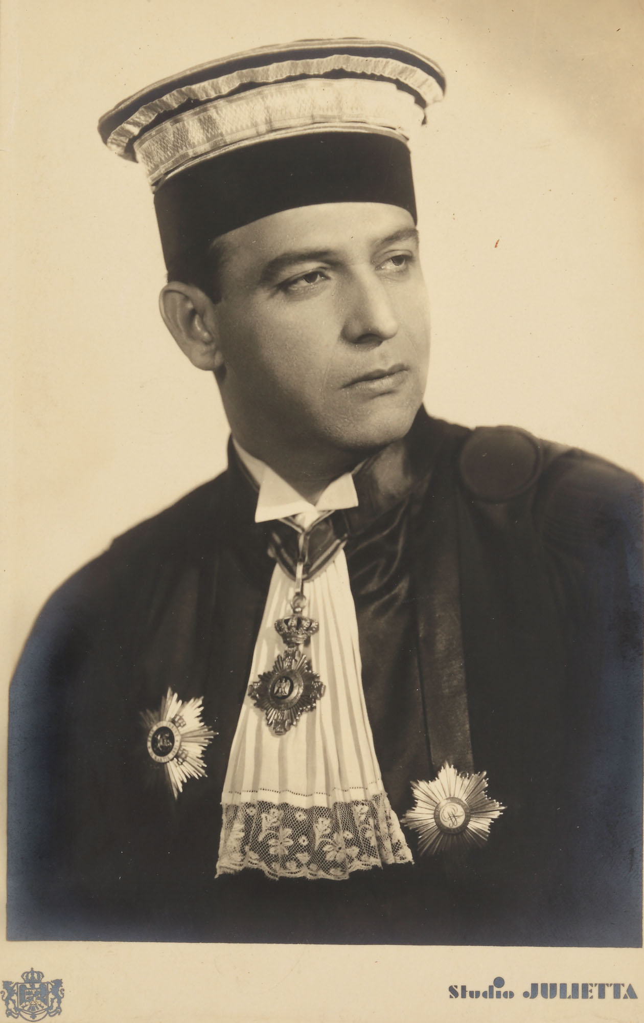 Fotografie ilustrând un magistrat în ținută de gală, perioada Carol II