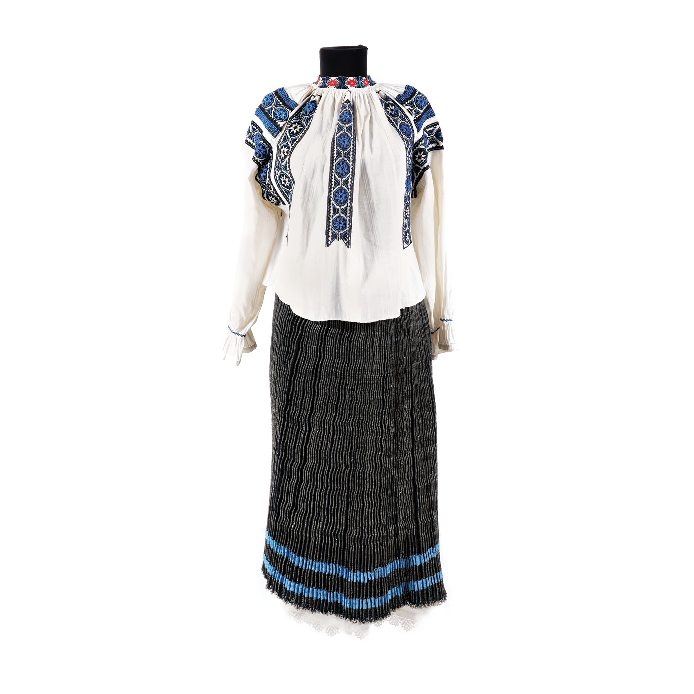 Costum popular de sărbătoare format din ie, poale și vâlnic plisat, Mehedinți, începutul sec. XX