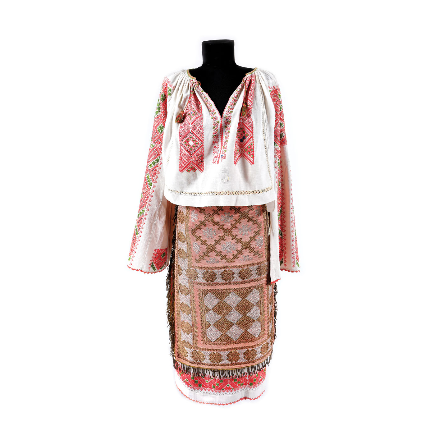 Costum popular de sărbătoare format din ie, poale și două catrințe, Vâlcea, cca. 1930