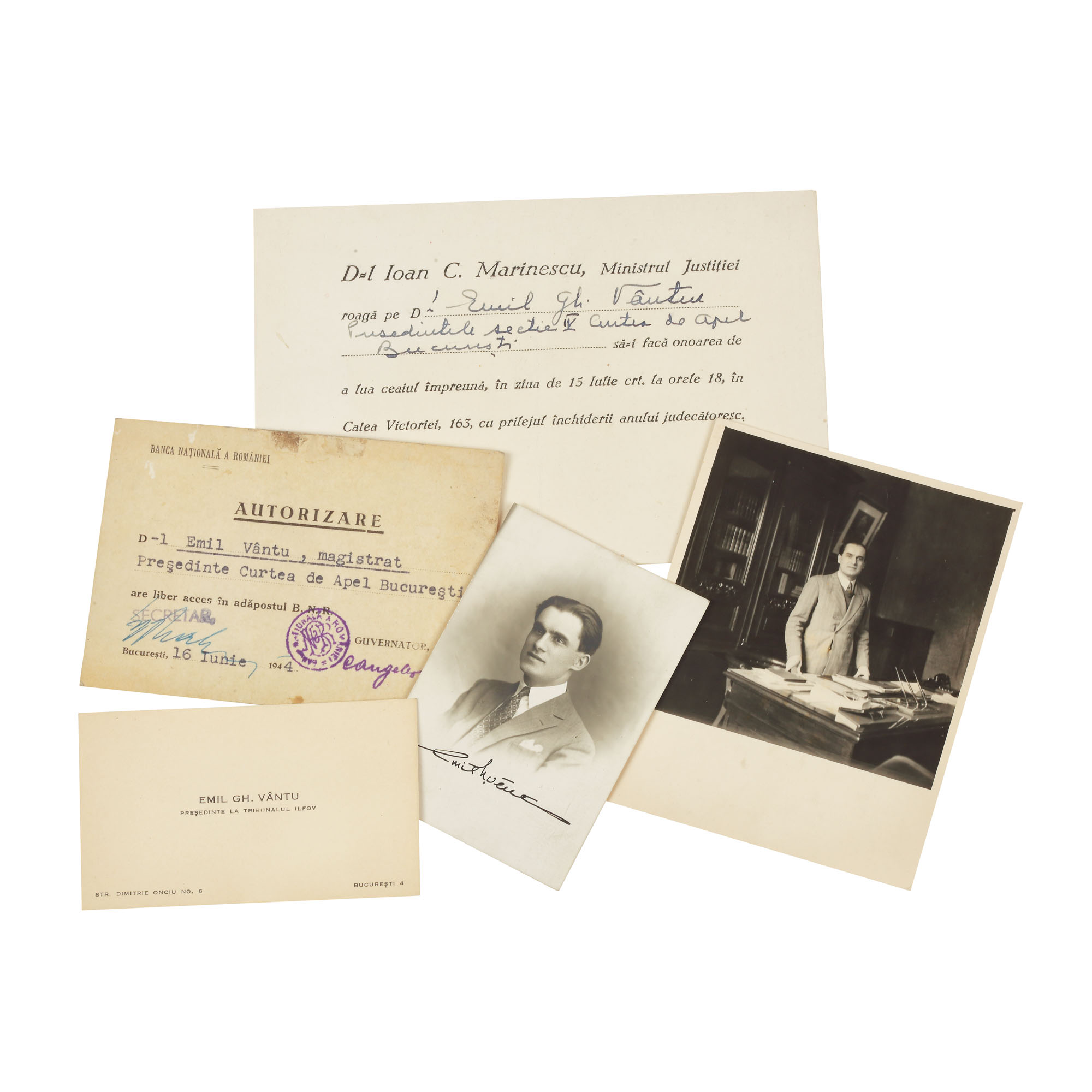 Lot format din trei documente care au aparţinut magistratului Emil Vântu: cartea sa de vizită în calitate de preşedinte al Tribunalului Ilfov, o invitație din partea ministrului Justiţiei Ioan C. Marinescu, o autorizare emisă de Banca Naţională a României pentru acces în adăpostul BNR (iunie 1944) și două fotografii reprezentându-l pe magistrat
