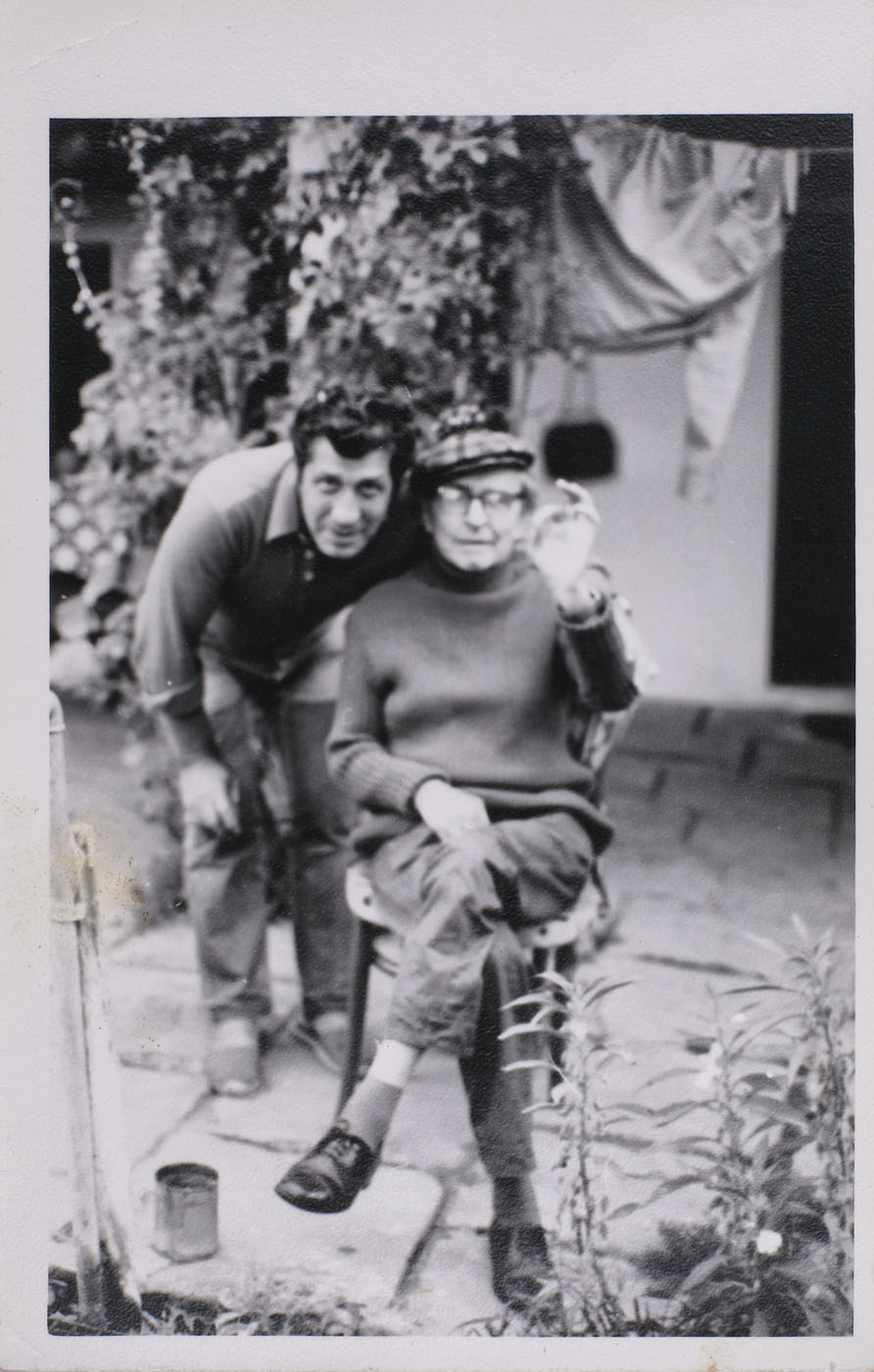 Fotografie ilustrându-l pe poetul avangardist Stephan Roll alături de poetul Gellu Naum, Comana, 1973