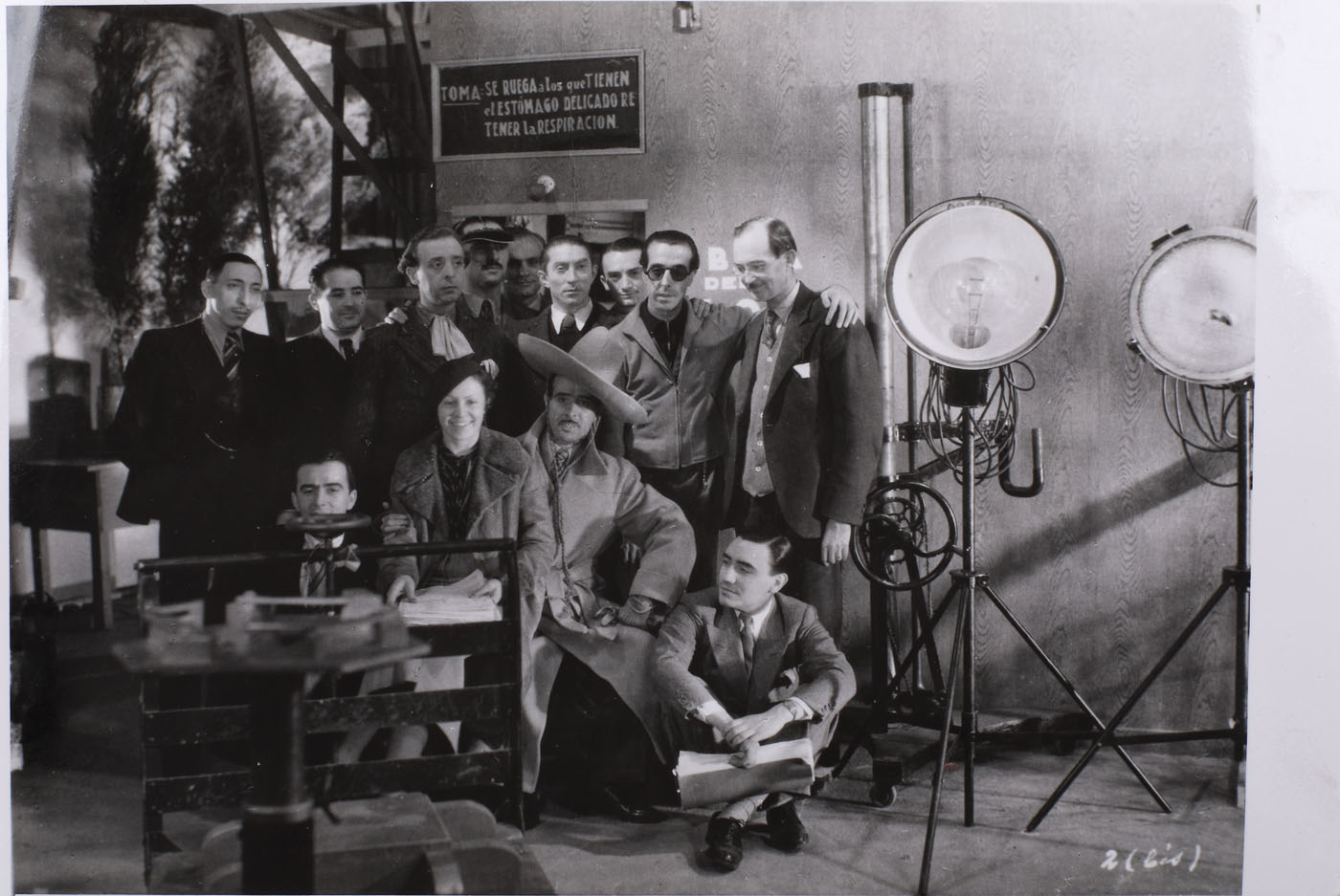 Fotografie ilustrându-l pe Benjamin Fundoianu pe platourile de filmare pentru pelicula ”Tararira”, Argentina, 1936