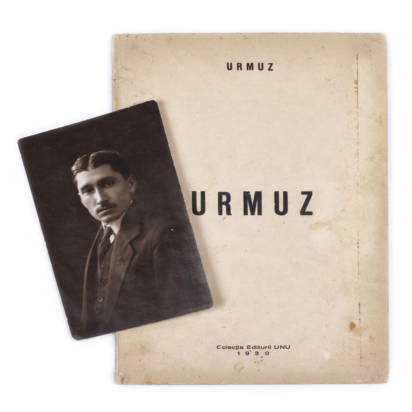 Lot format dintr-o fotografie ilustrându-l pe Urmuz în anul 1915, cu dedicația și semnătura olografă a scriitorului, și ”Urmuz”, de Urmuz (ediție îngrijită de Sașa Pană), București, 1930, piesă extrem de rară, de colecție