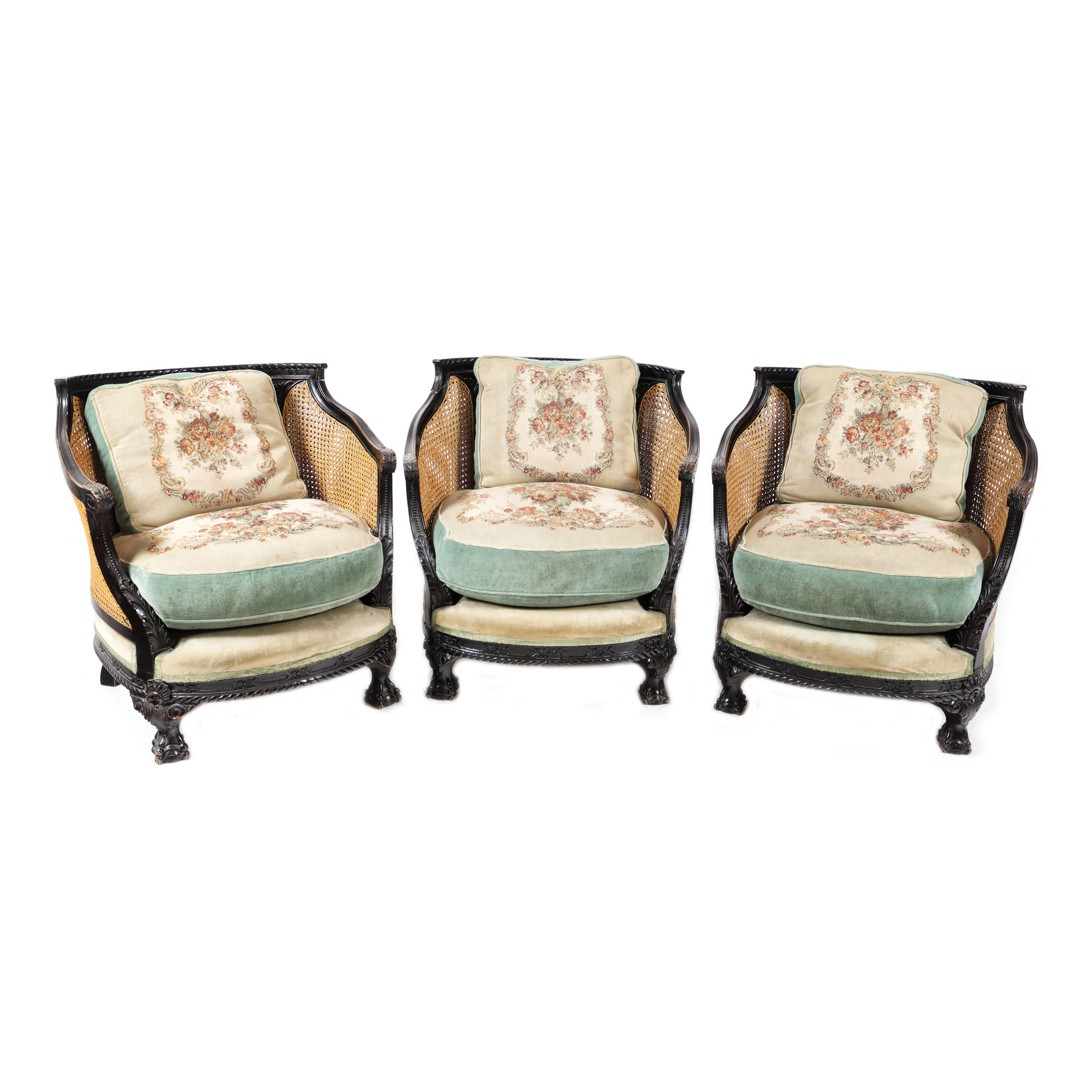 Ansamblu cu ornamente Rococo Revival, pentru salon, format din trei fotolii wicker, provine din colecția actriței Stela Popescu