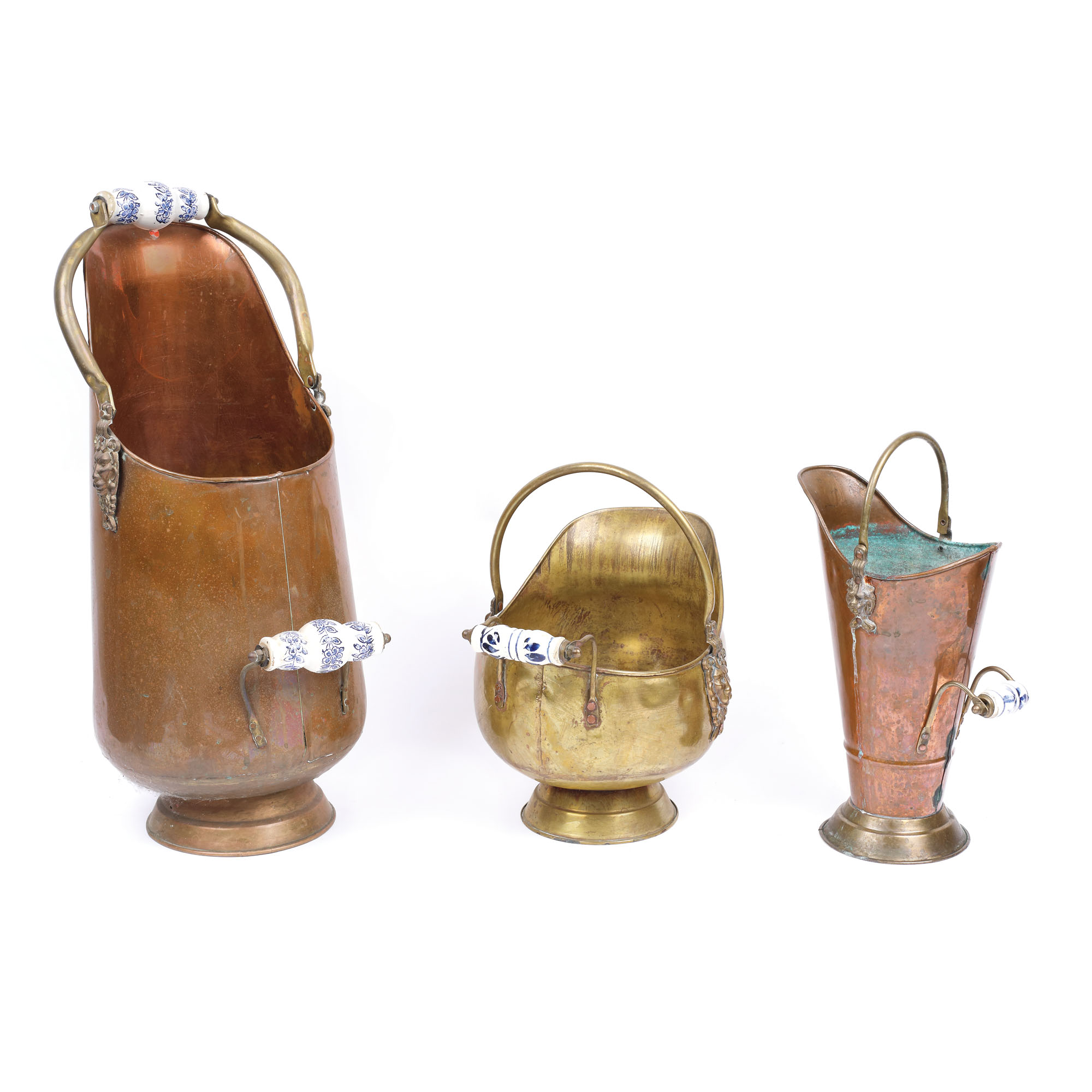 Lot format din trei vase pentru apă, din cupru și alamă, decorate cu motive leonine și mânere din ceramică pictată, provine din colecția actriței Stela Popescu