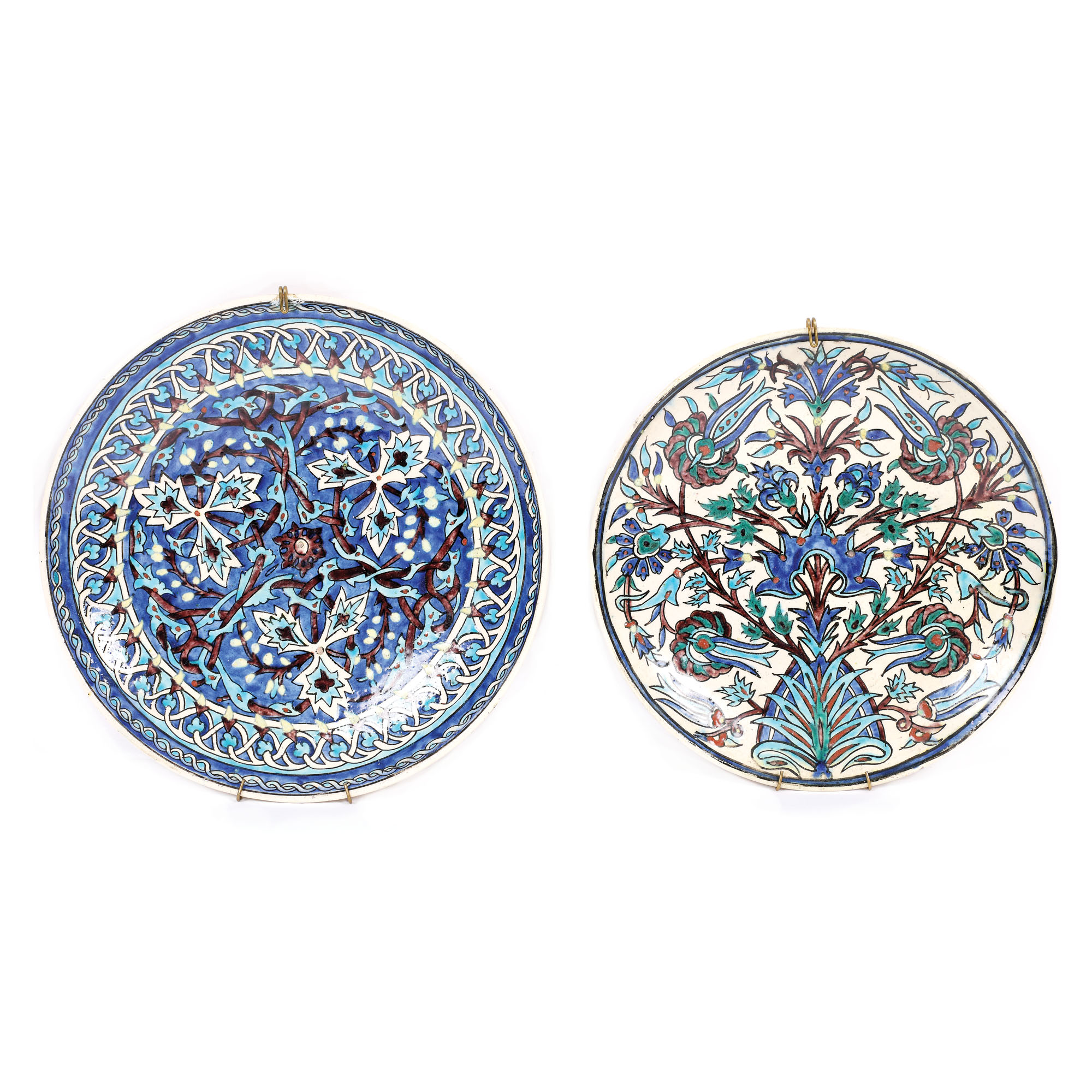Lot format din două platouri din ceramică, decorate cu arabescuri și motive floral-vegetale, Turcia, sec. XX