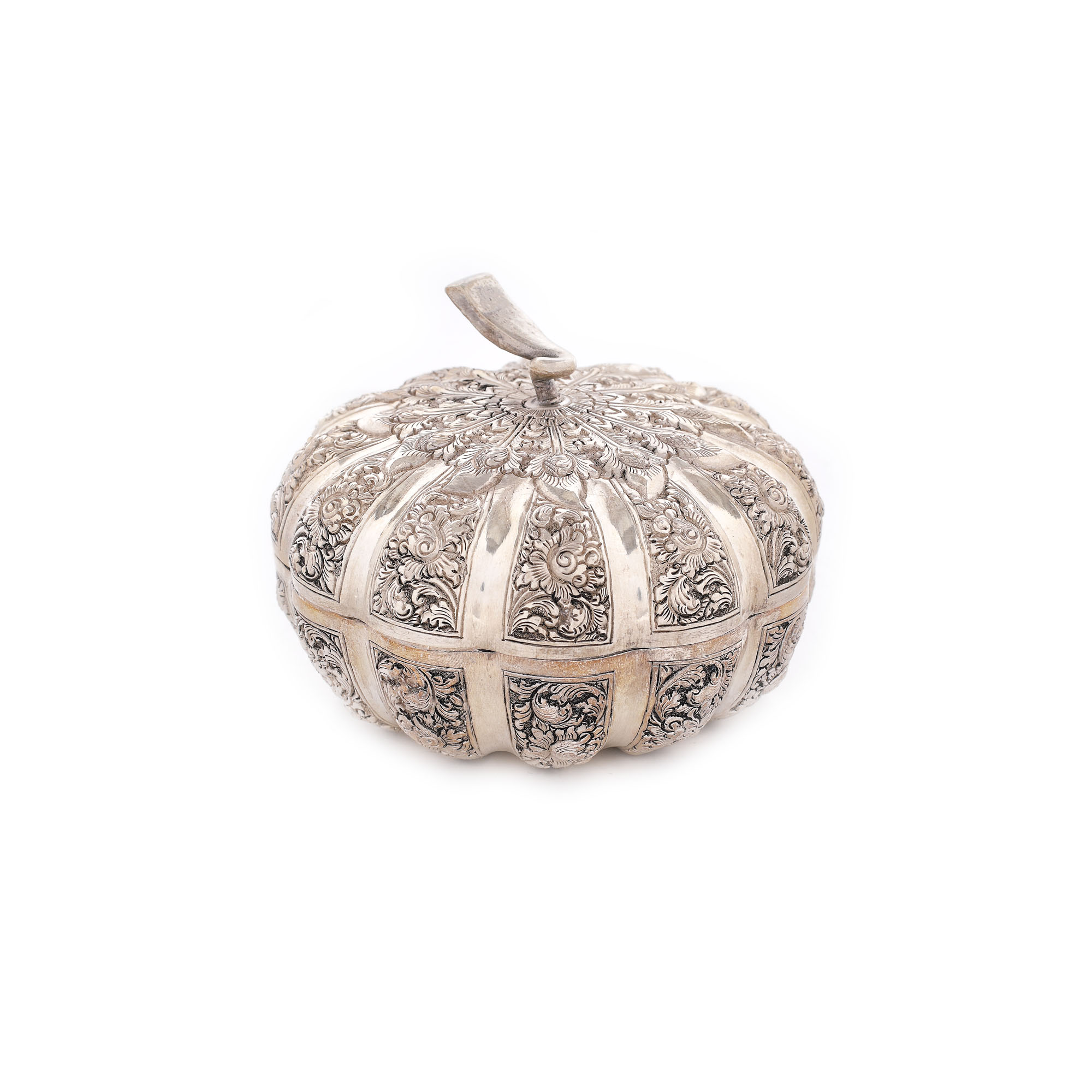 ”Pumpkin box” din argint, cu decor au repoussé, perioada Qing, China, a doua jumătate a sec. XIX