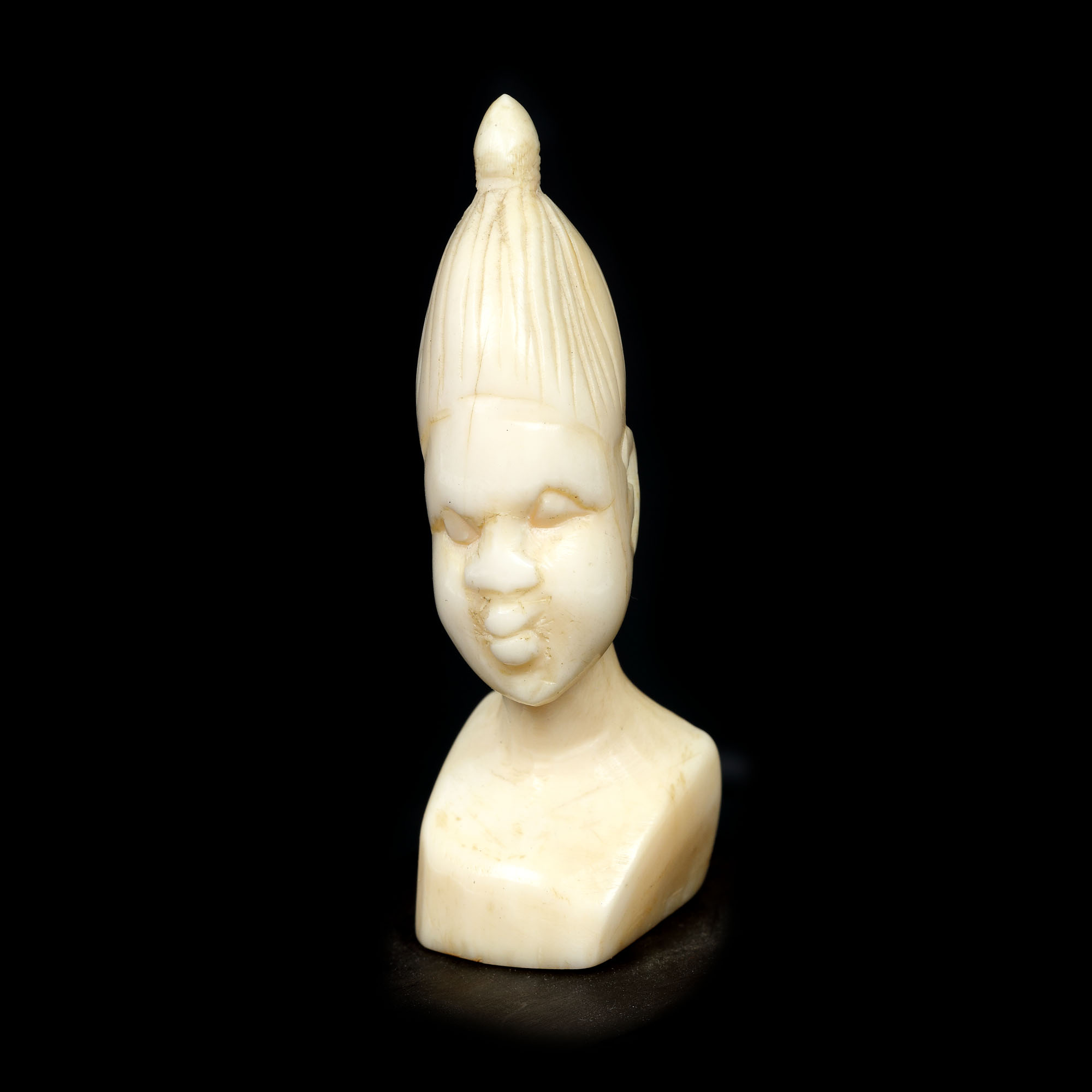 Statuetă din fildeș, reprezentând o zeitate africană, cadou protocolar din partea oficialităților din Zimbabwe pentru Generalul Leontin Sălăjan