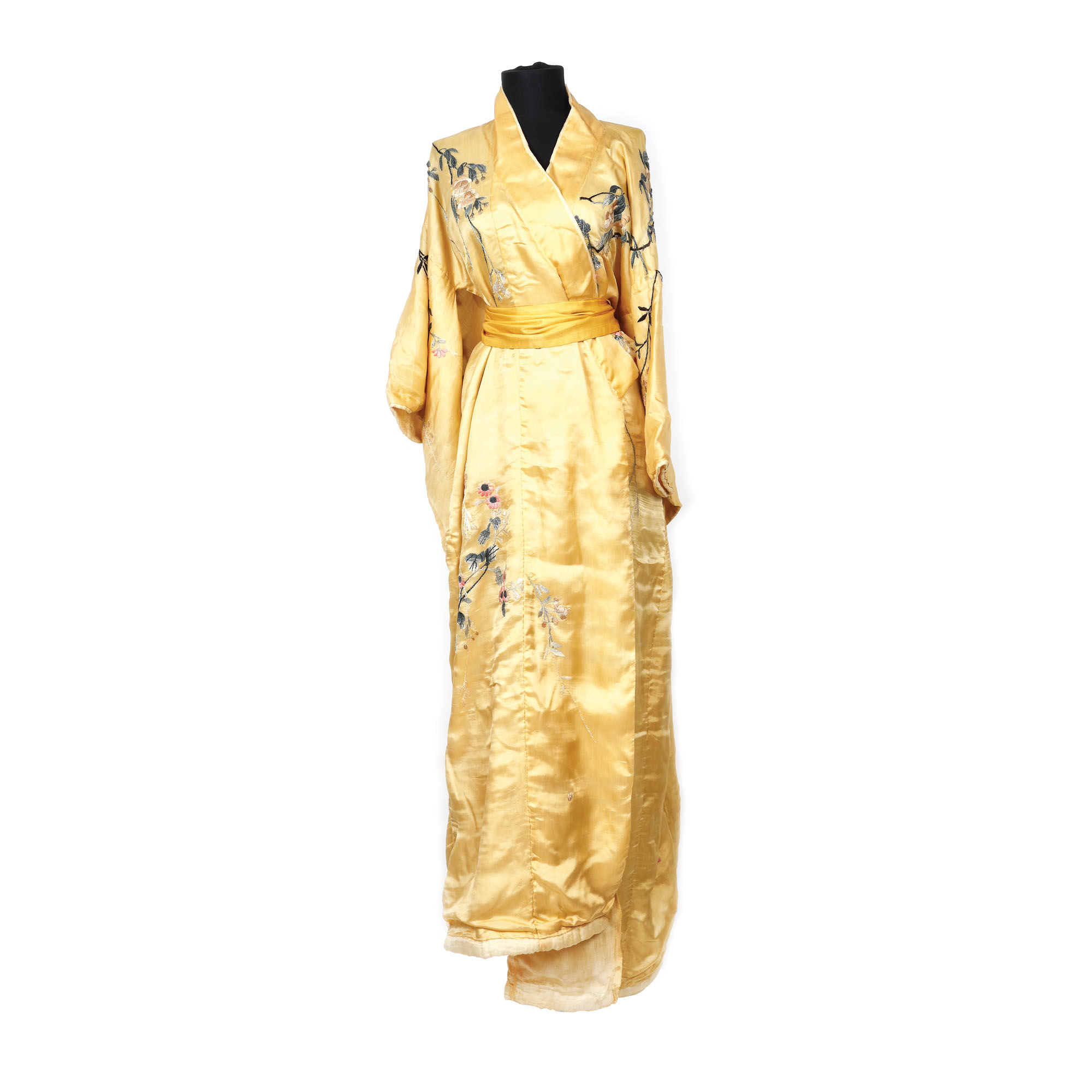 Kimono japonez, din mătase naturală, brodat manual cu fir auriu, decorat cu flori de crizanteme și camelii, începutul sec. XX
