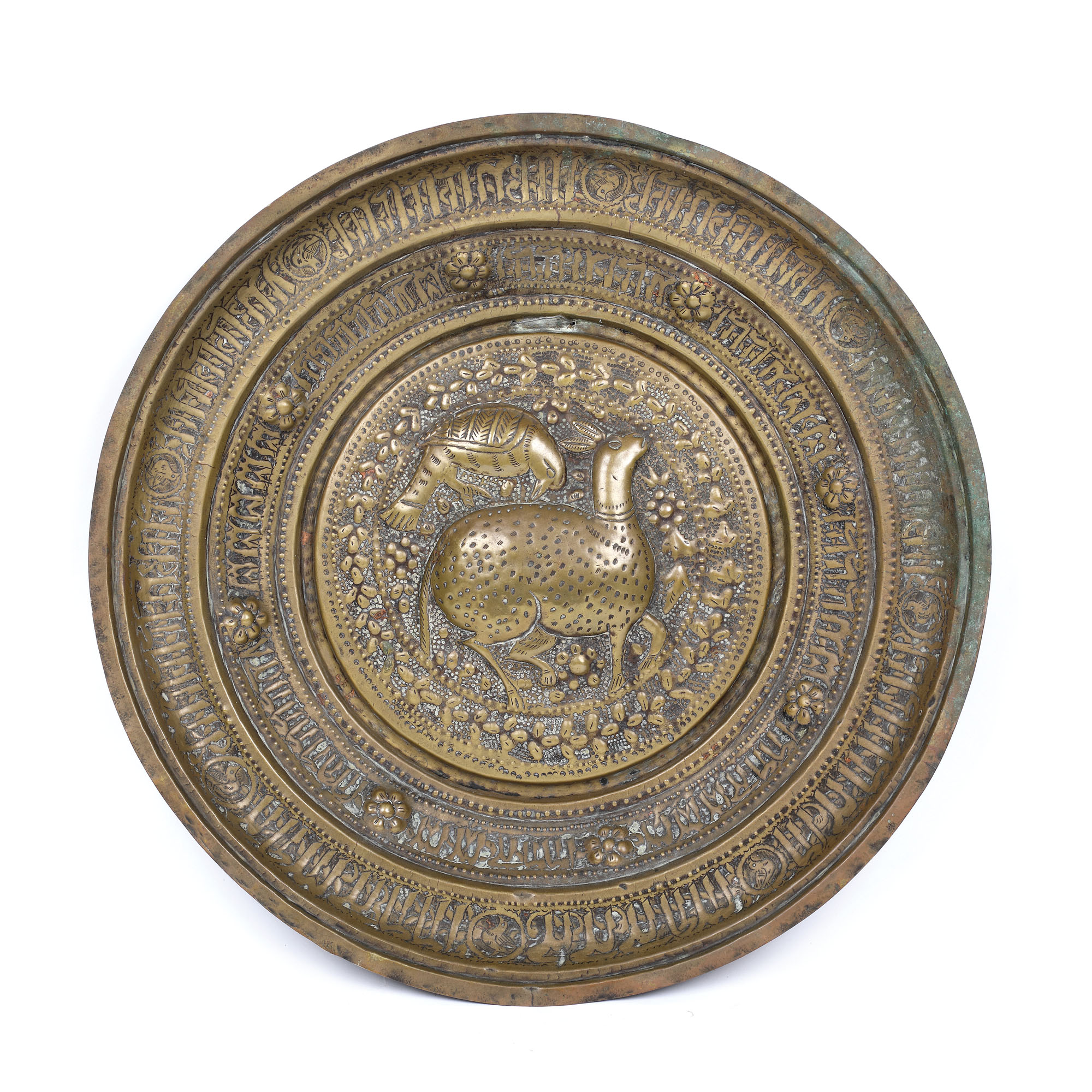 Platou decorativ de dimensiuni impresionante, din alamă lucrat au repousse, perioada sultanatului Mamluk, Siria, sec. XV, piesa rară, de colecție
