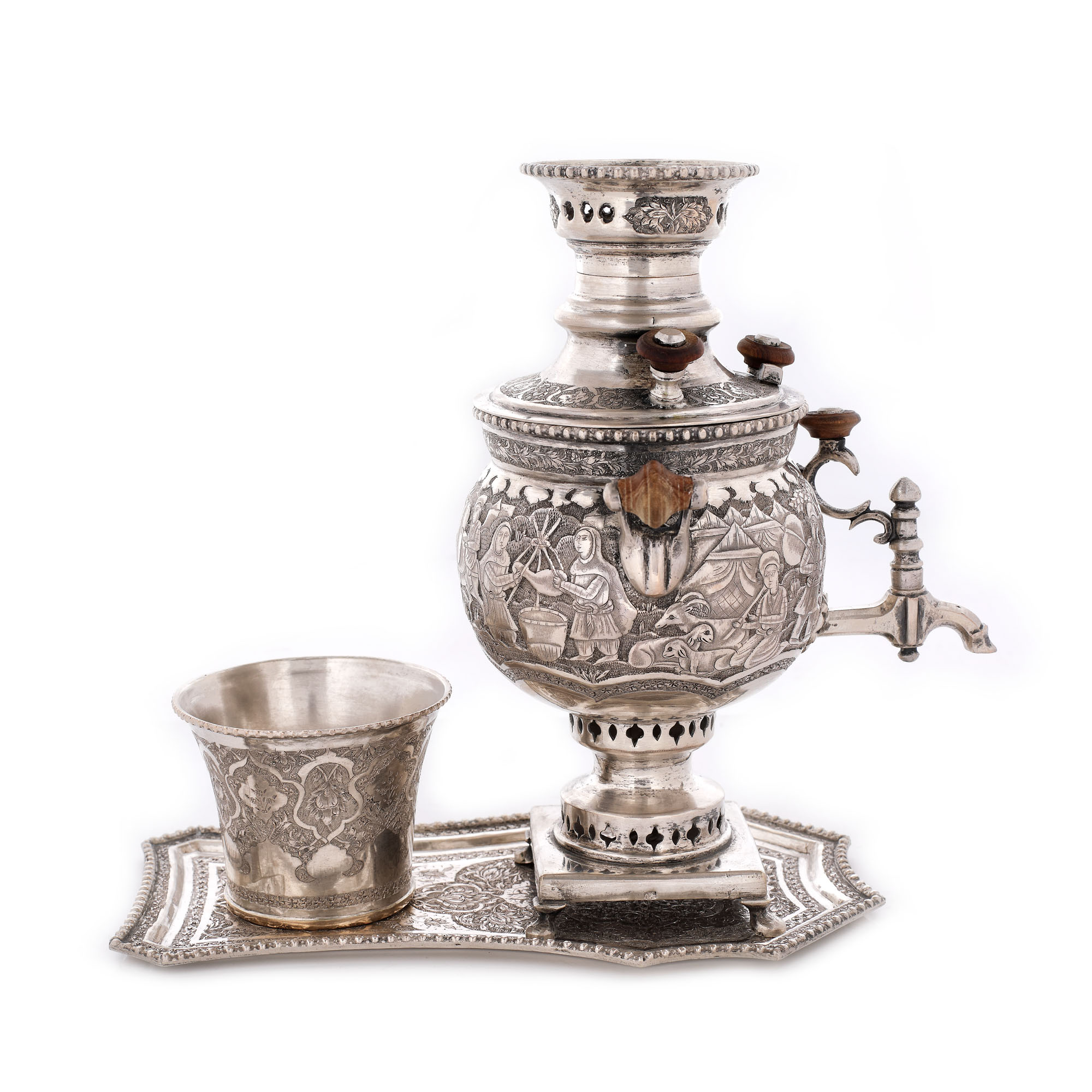 Lot format din samovar, pahar și platou din argint, decorat cu scene tradiționale tribale, perioada Qajar, Iran, sec. XIX