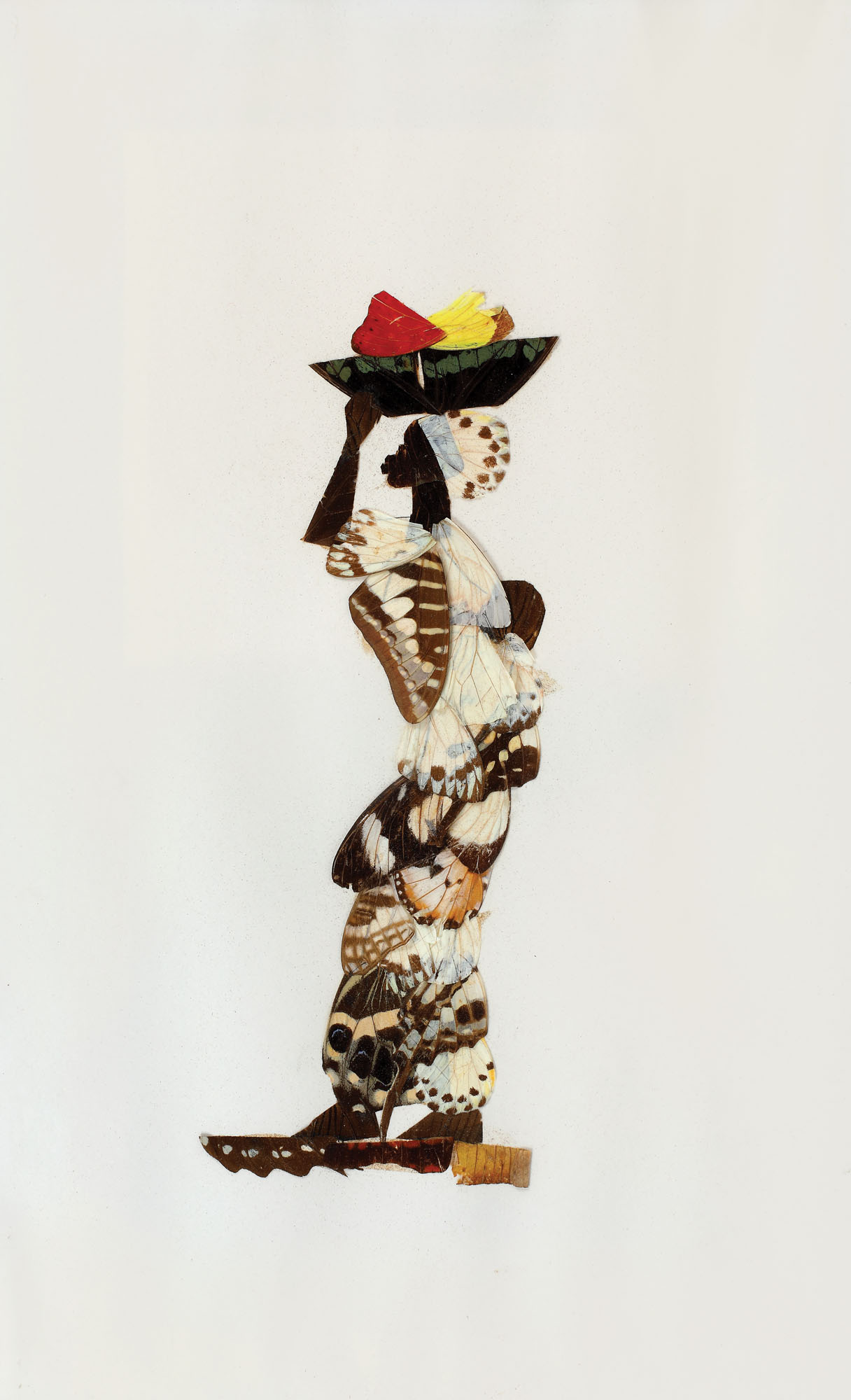 Colaj din aripi de fluturi exotici, ilustrând o femeie în port tradițional, Africa de Nord-Vest, sec. XX, provine din colecția sculptorului George Apostu