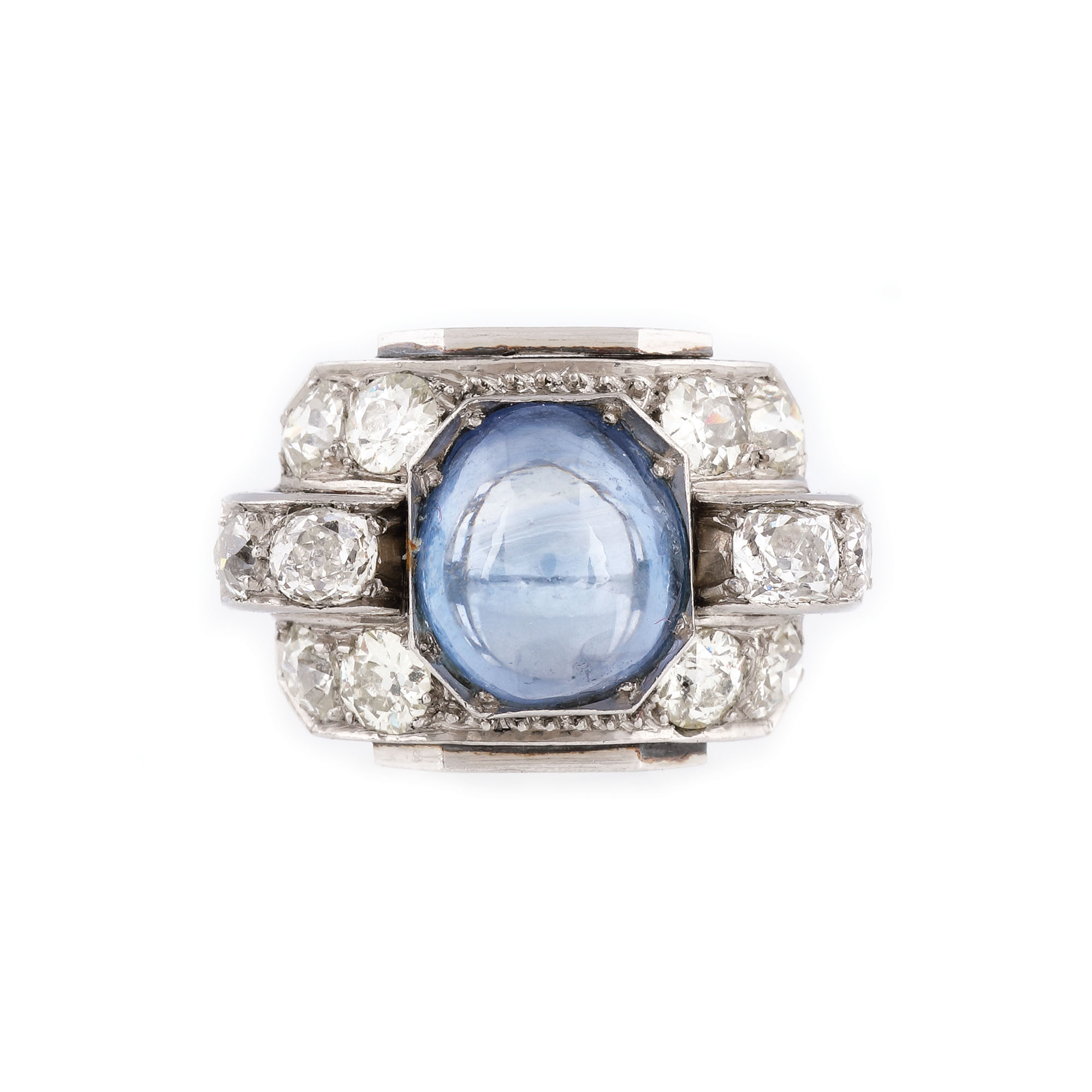 Inel vintage din platină, decorat cu safir caboșon și diamante, executat manual