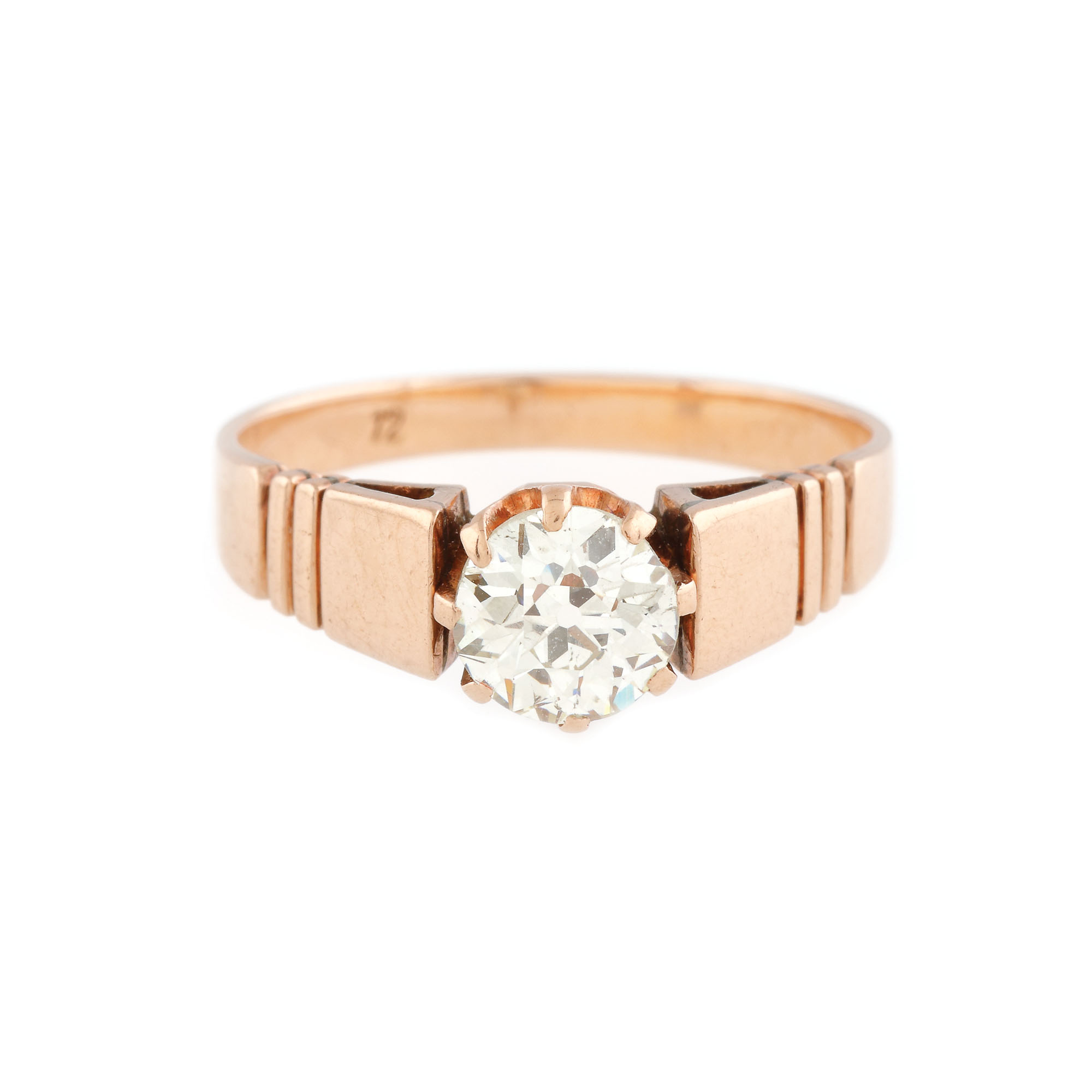 Inel din aur roșu, decorat cu impozant diamant solitaire, începutul sec. XX