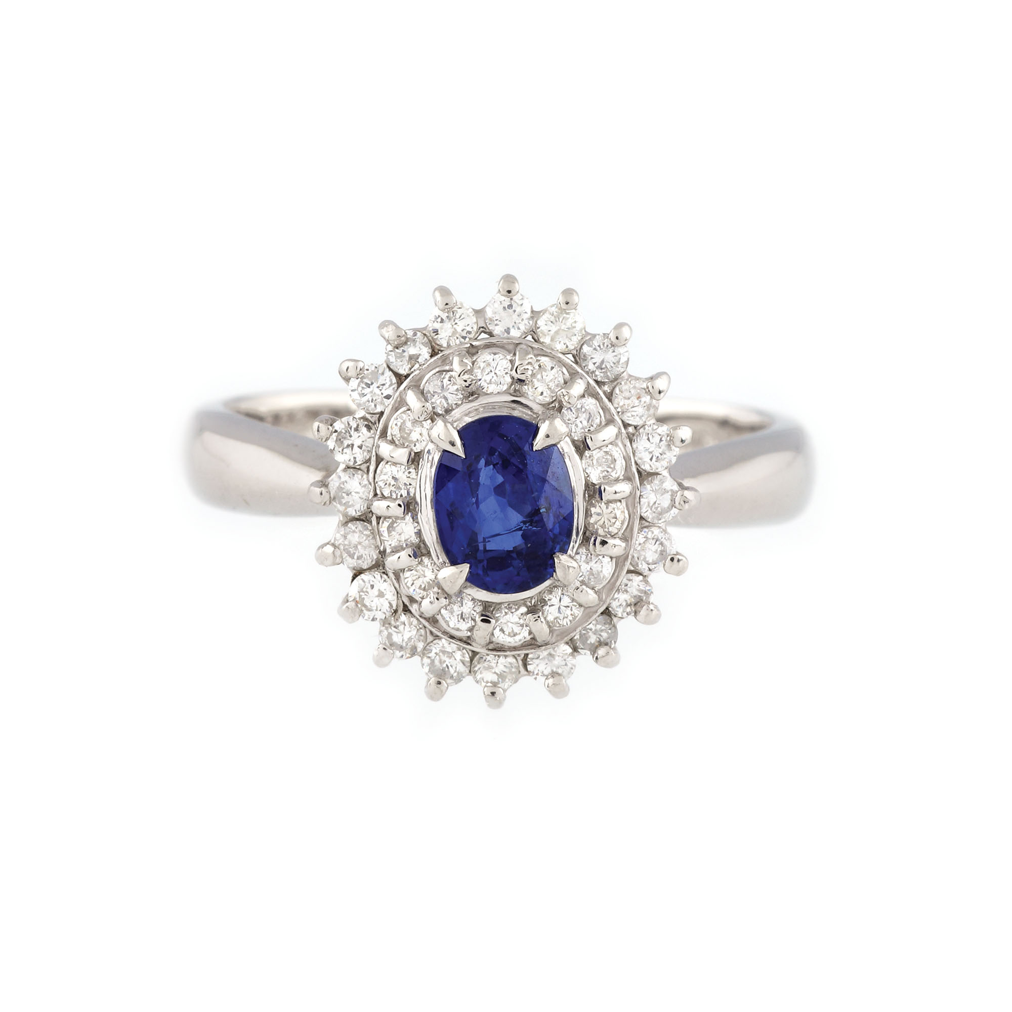 Inel din platină, ornat cu safir central anturat de două rânduri de diamante