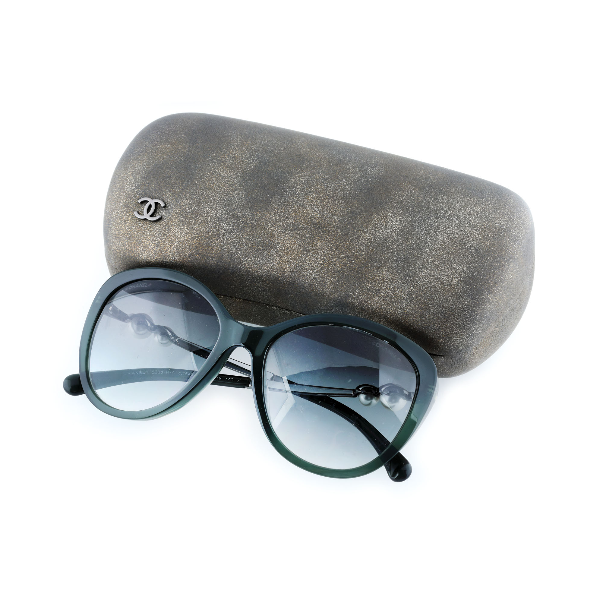 Pereche de ochelari Chanel, decorată cu perle ornamentale, însoțită de etui, provine din colecția creatoarei de modă Romanița Iovan 
