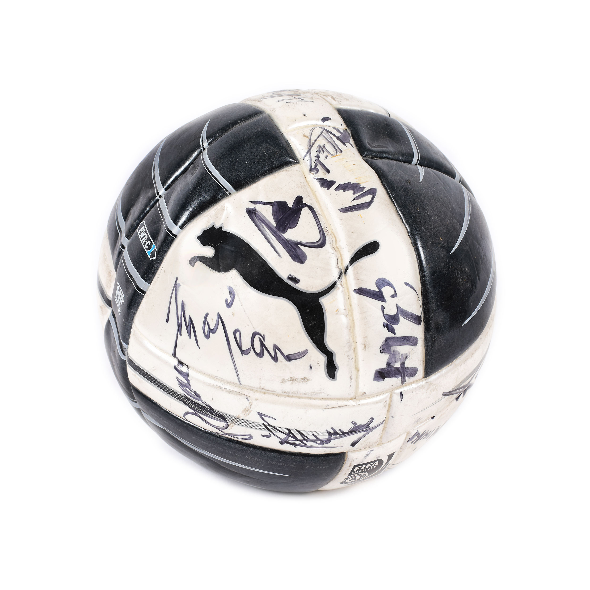 Minge de fotbal, cu autografele jucătorilor echipei Steaua București din 1986 și ale lotului echipei naționale din 1994