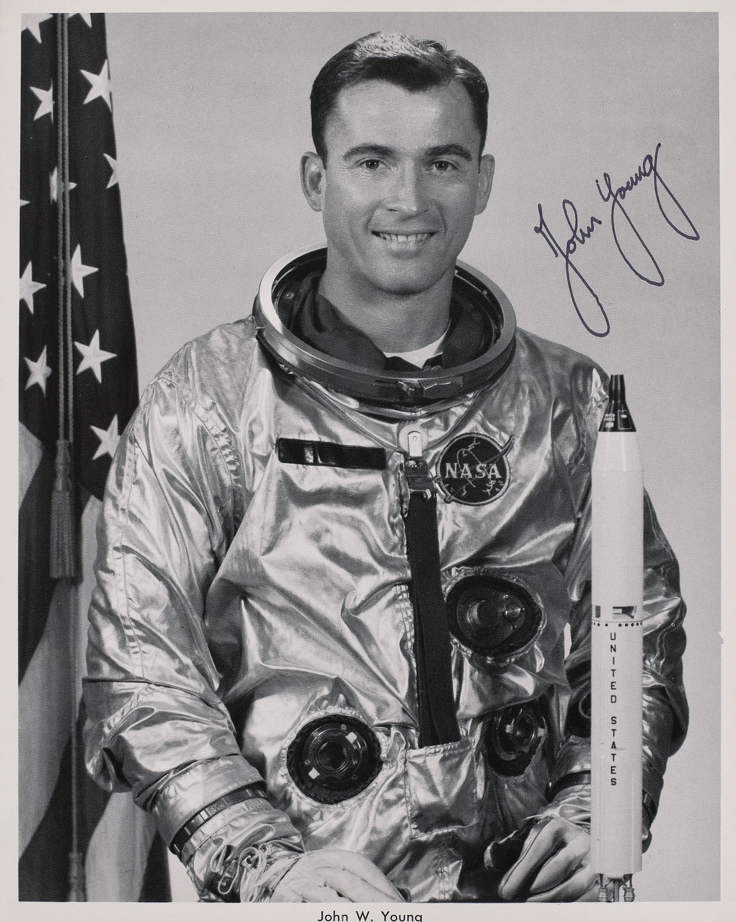 Fotografie ilustrându-l pe astronautul american John W. Young, comandantul misiunii Apollo 16, cu semnătura olografă