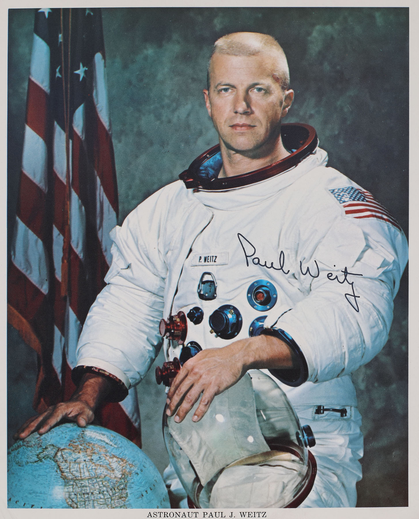 Fotografie ilustrându-l pe astronautul american Paul J. Weitz, comandantul misiunii STS6, cu semnătura olografă