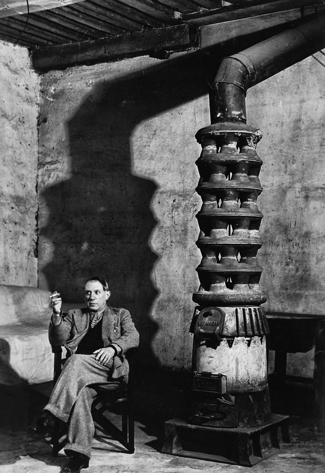 Picasso în atelierul său din strada Grands Augustin, în 1939